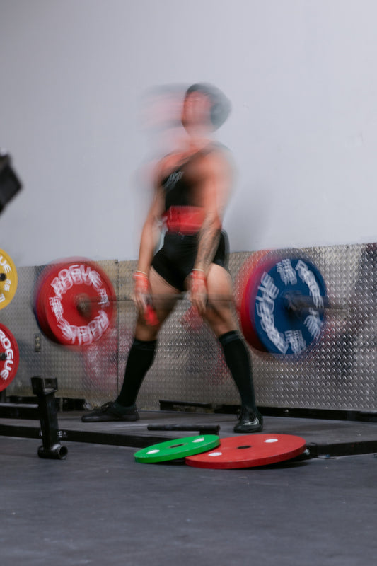 man doing deadlift wearing uppper lifting gear