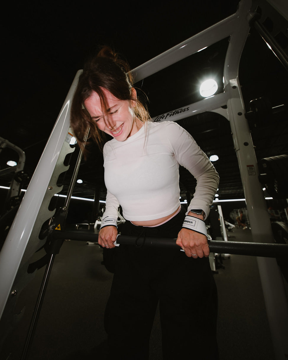 woman on pull day using uppper lifting straps